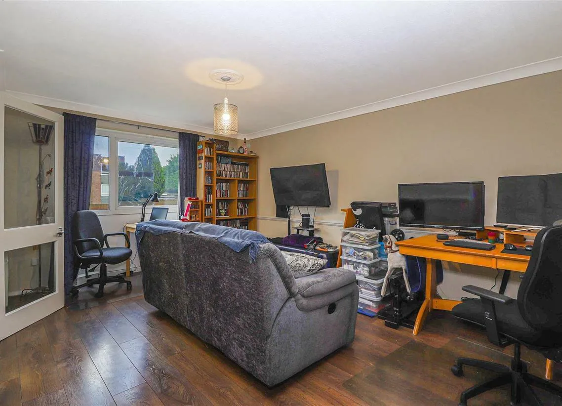 Flat Marley Court in Broxbourne