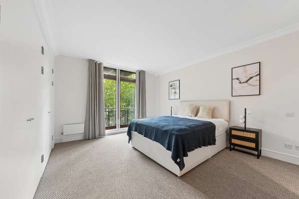 Flat Star Place in Greater London
