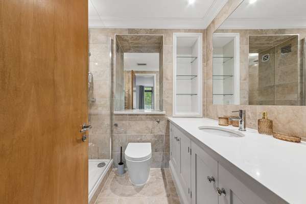 Flat Star Place in Greater London