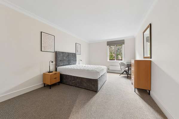 Flat Star Place in Greater London