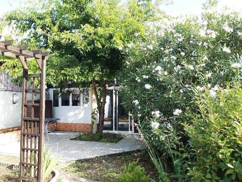 Room Rue des Treilles in Libourne