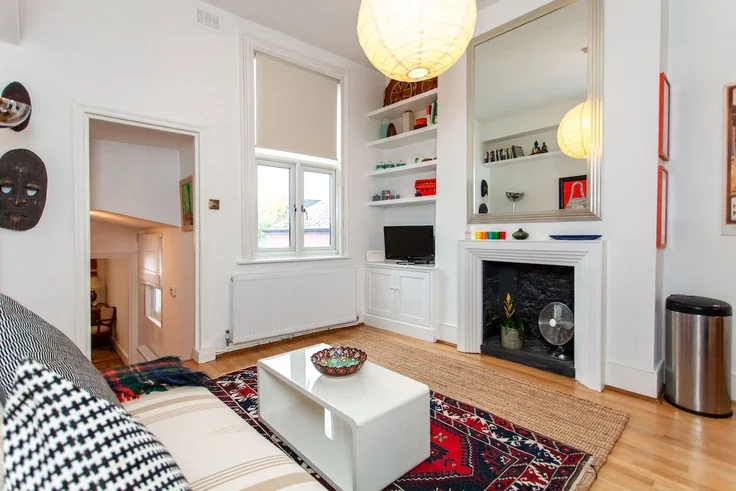 Flat Hoveden Road in Greater London