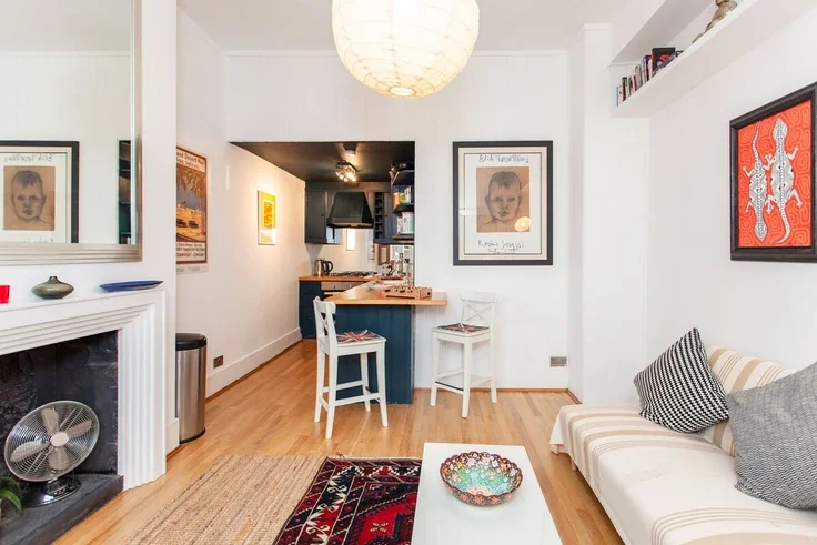 Flat Hoveden Road in Greater London