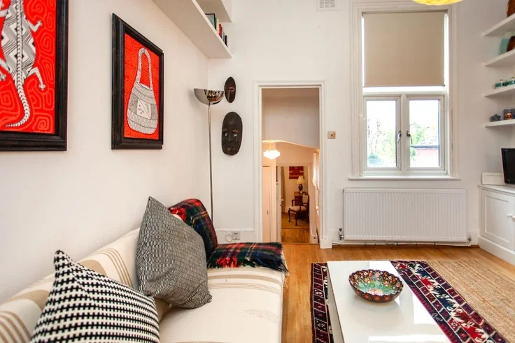 Flat Hoveden Road in Greater London