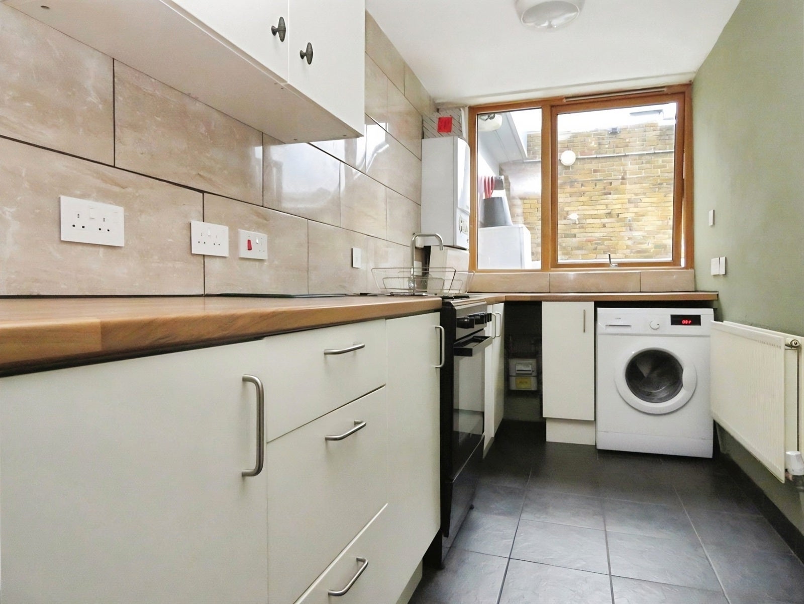 Flat Aytoun Road in Greater London
