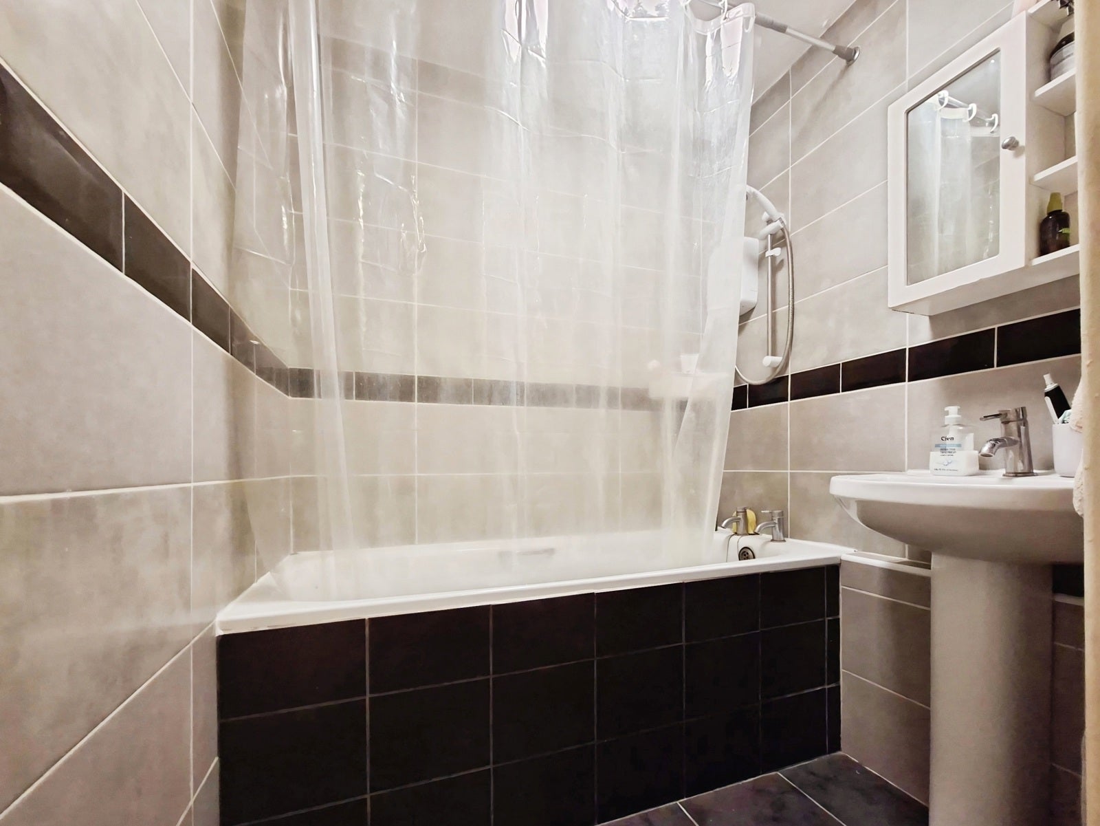 Flat Aytoun Road in Greater London