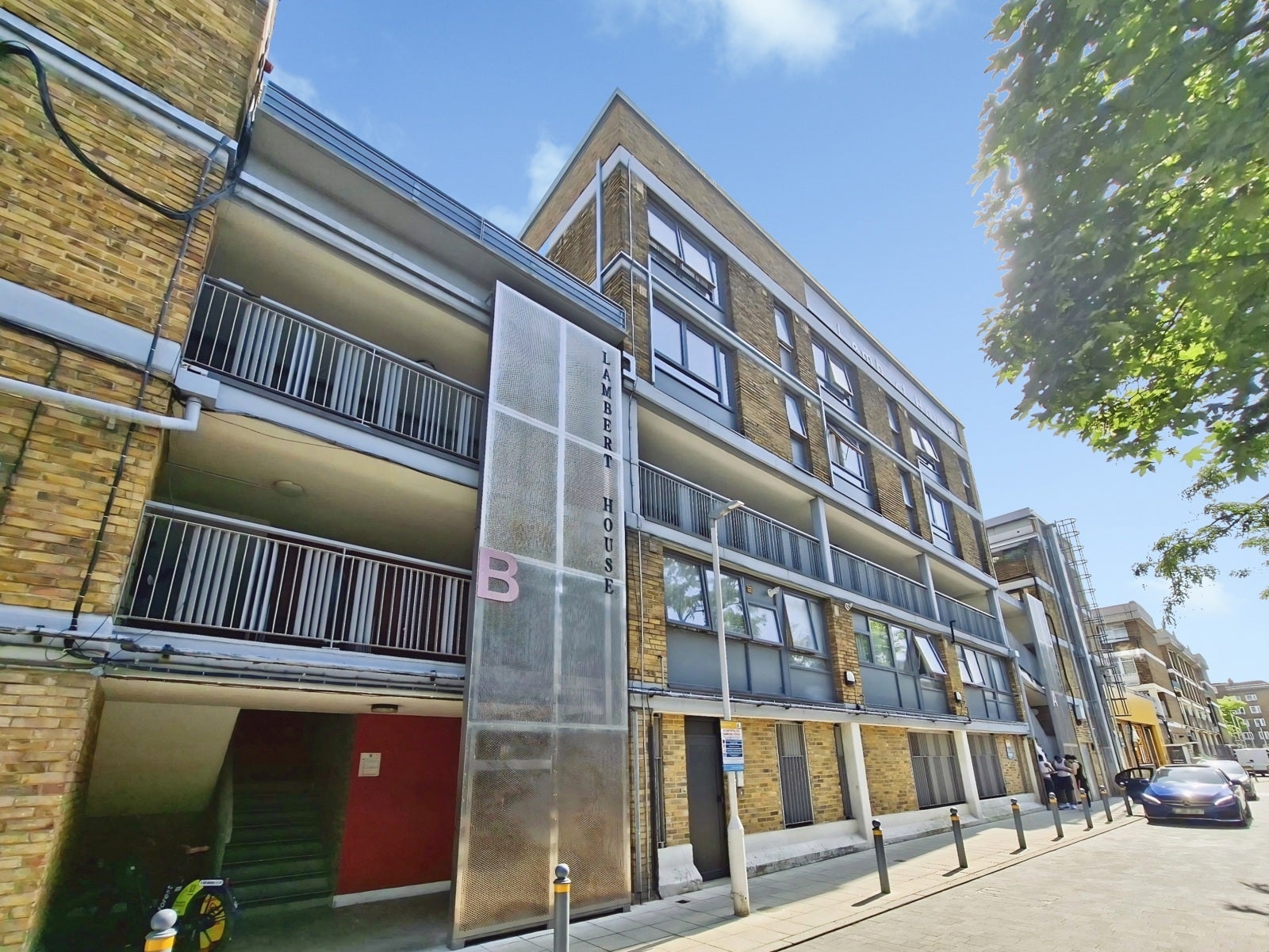 Flat Aytoun Road in Greater London