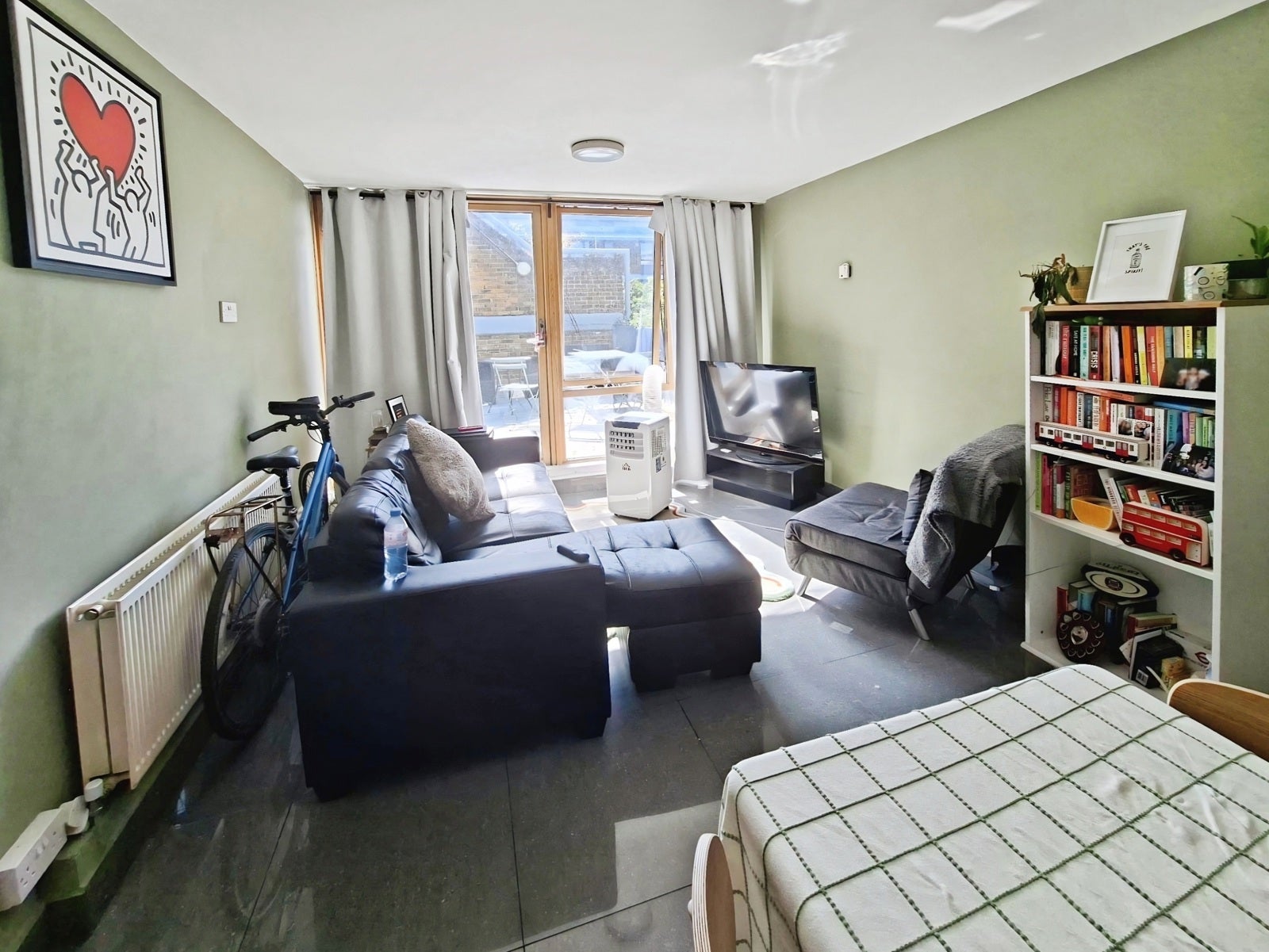 Flat Aytoun Road in Greater London