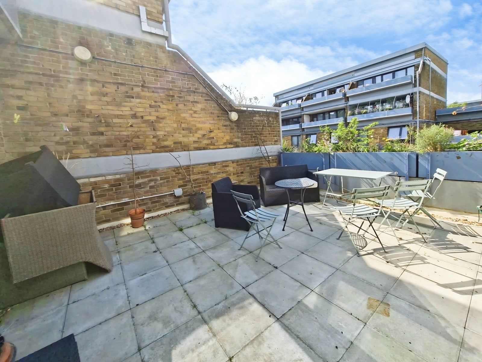 Flat Aytoun Road in Greater London