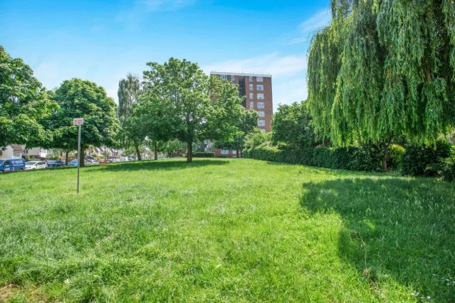Flat Strongbow Crescent in Greater London