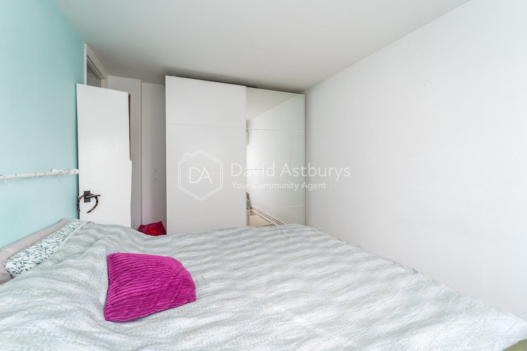 Flat Essex Road in Greater London