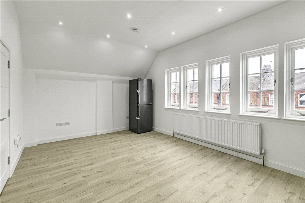 Flat Garratt Lane in Greater London