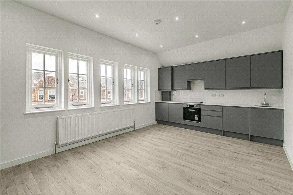 Flat Garratt Lane in Greater London