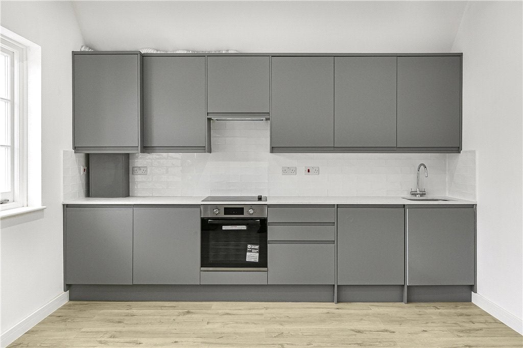 Flat Garratt Lane in Greater London