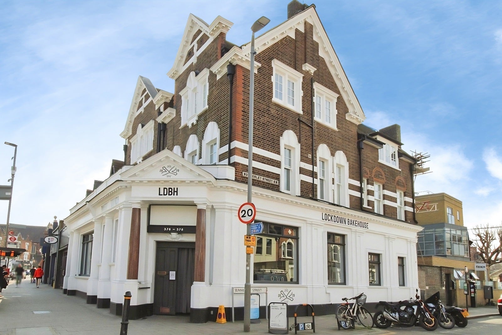 Flat Garratt Lane in Greater London