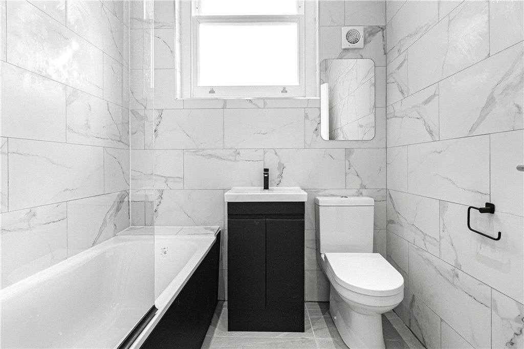 Flat Garratt Lane in Greater London