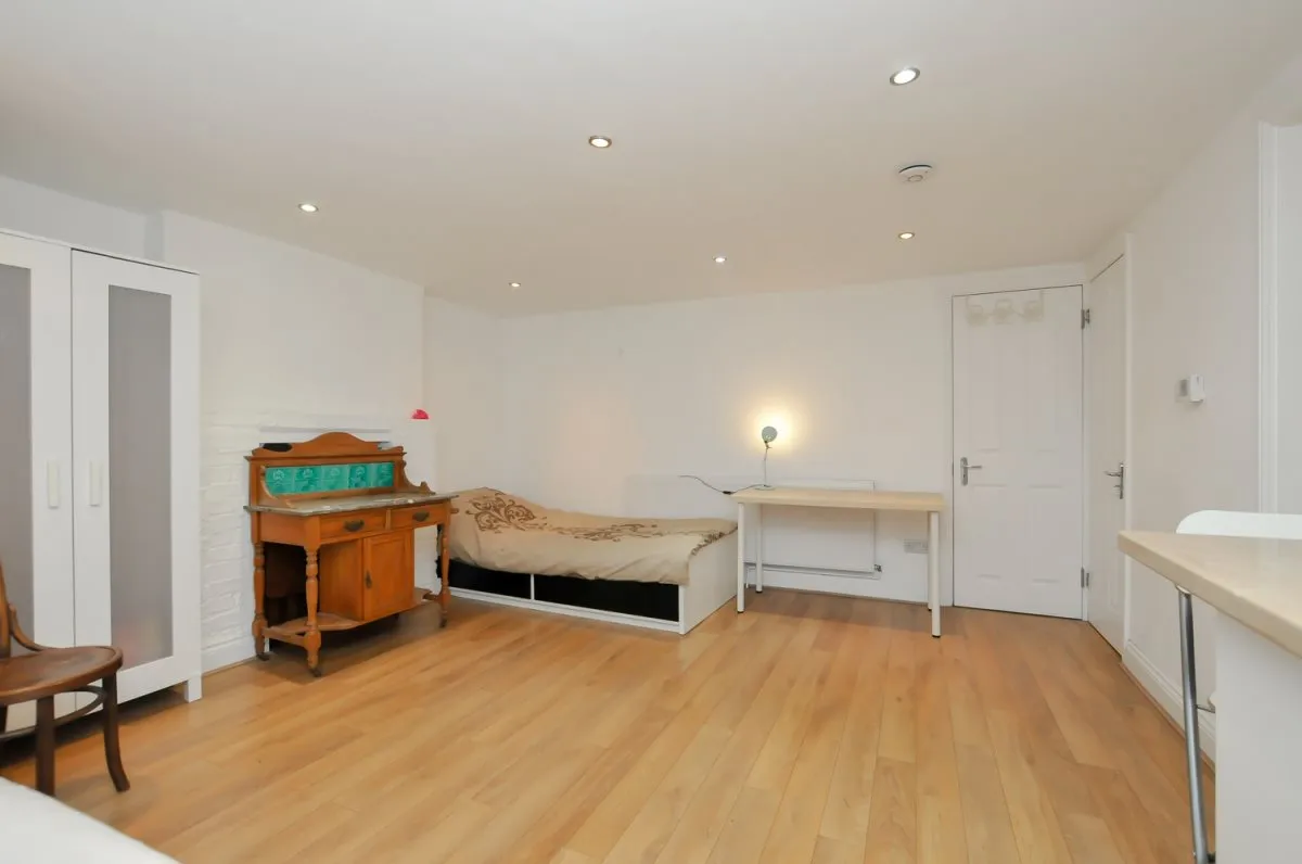 Room Gunton Road in Greater London
