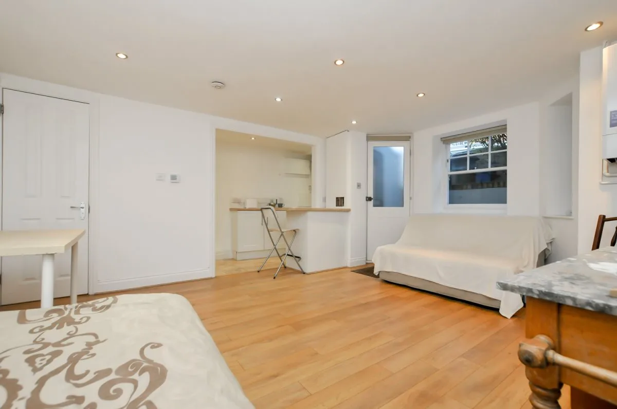 Room Gunton Road in Greater London