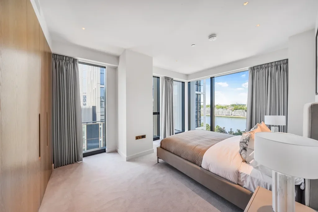 Flat Nine Elms Lane in Greater London