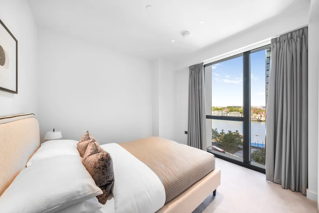 Flat Nine Elms Lane in Greater London