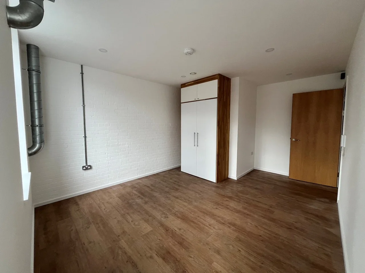 Flat Randalls Park Avenue in Mole Valley