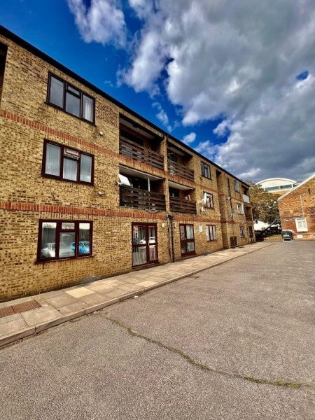 Flat Wellington Road in Greater London
