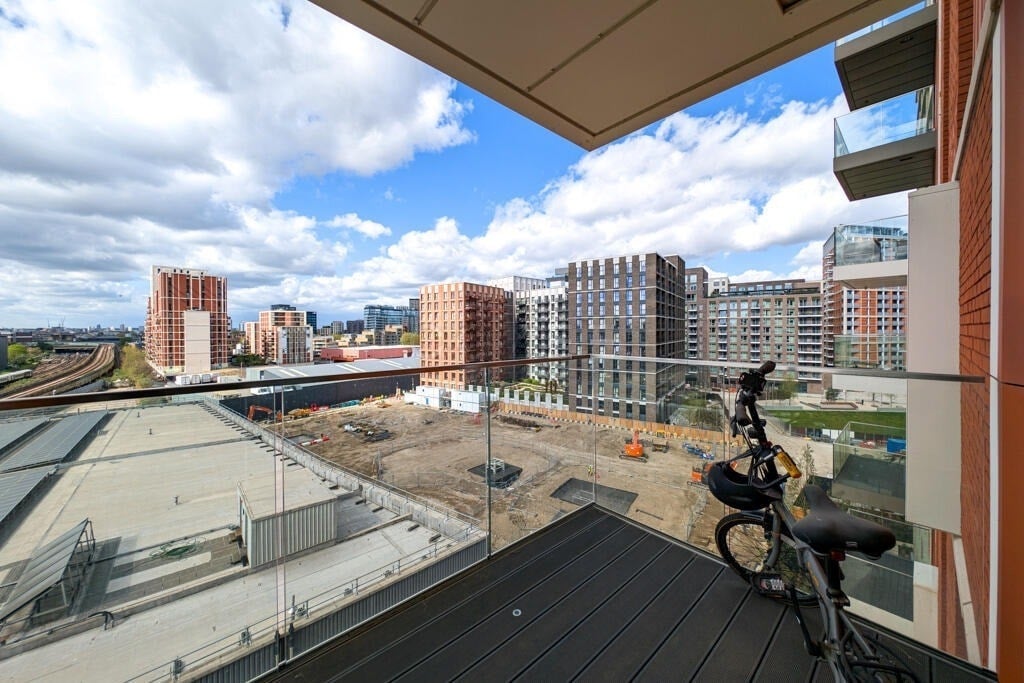 Flat Lanchester Way in Greater London