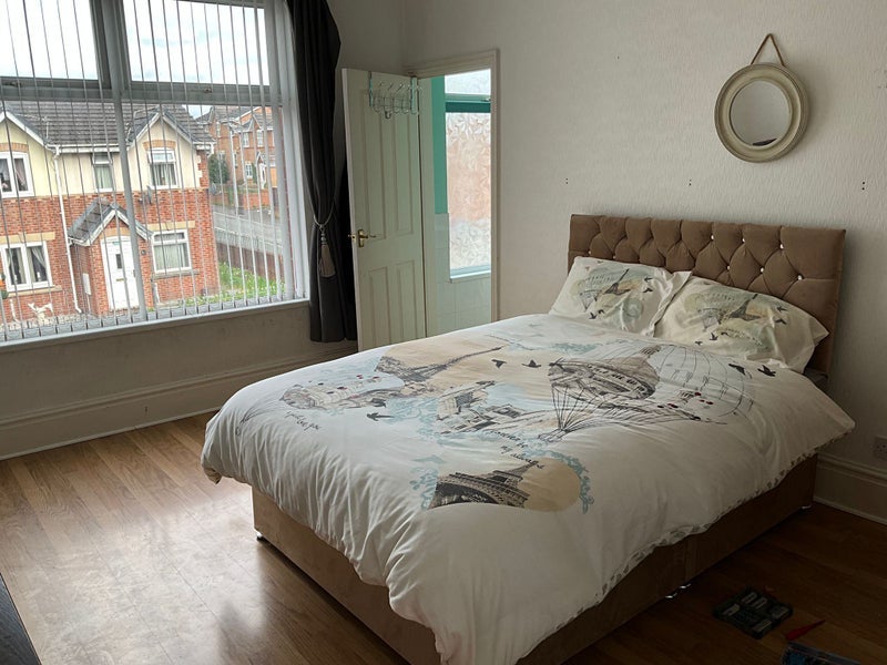 Room Ashley Lane in Manchester