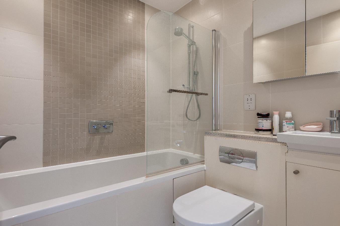 Flat Queenstown Road in Greater London