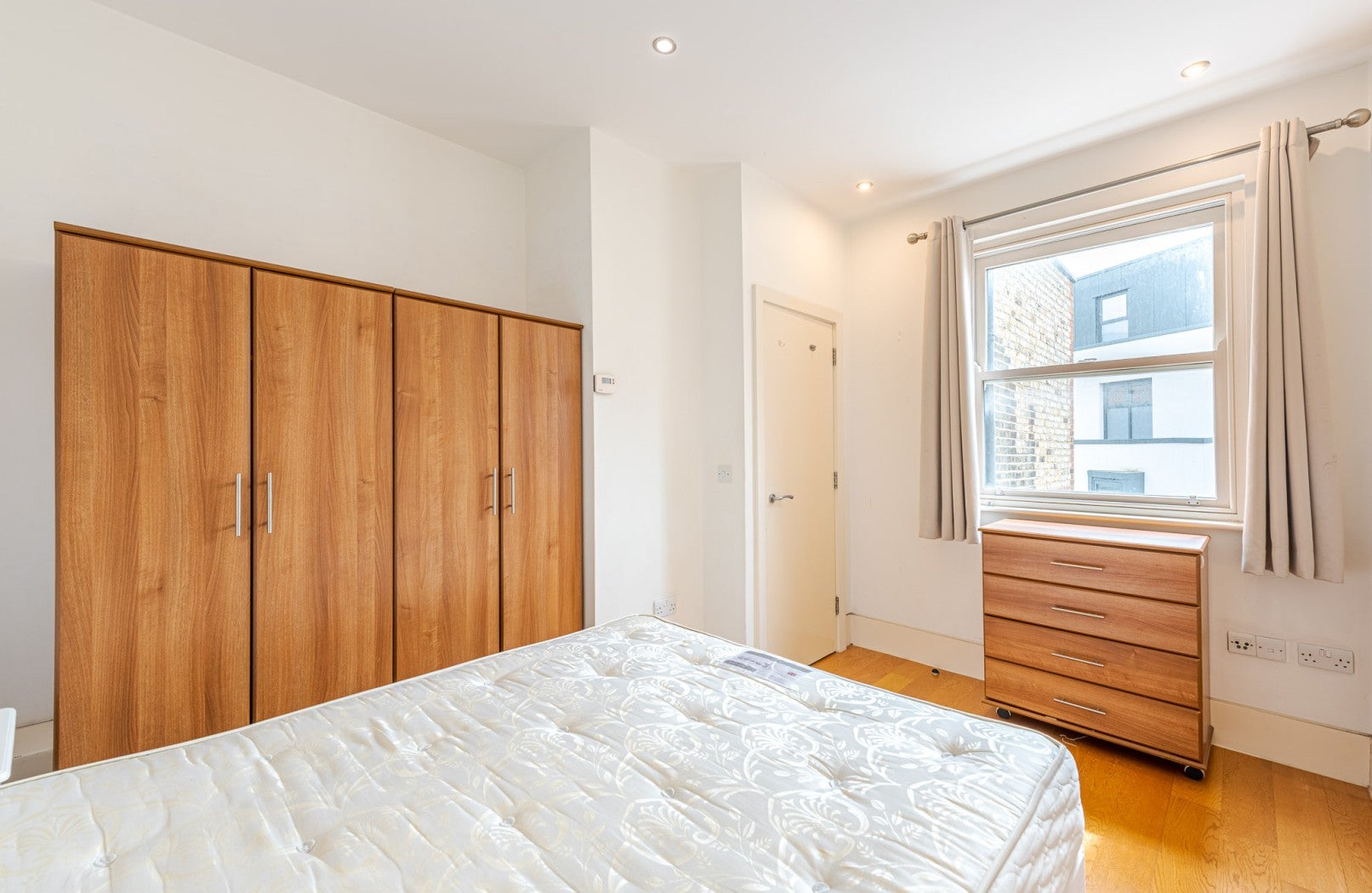 Flat Queenstown Road in Greater London