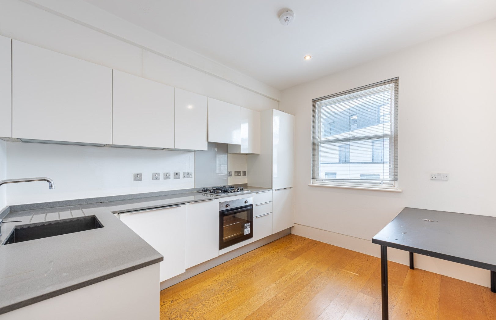 Flat Queenstown Road in Greater London