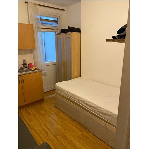 Flat Warwick Road in London