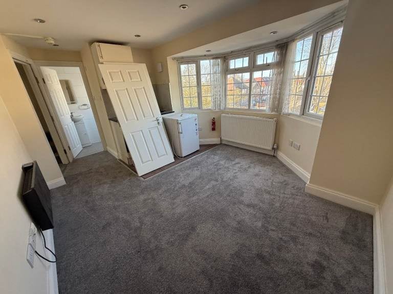 Flat Bowrons Avenue in Greater London
