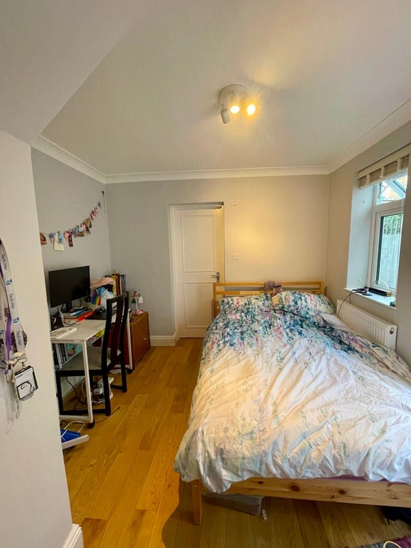 Room Sugden Road in Greater London
