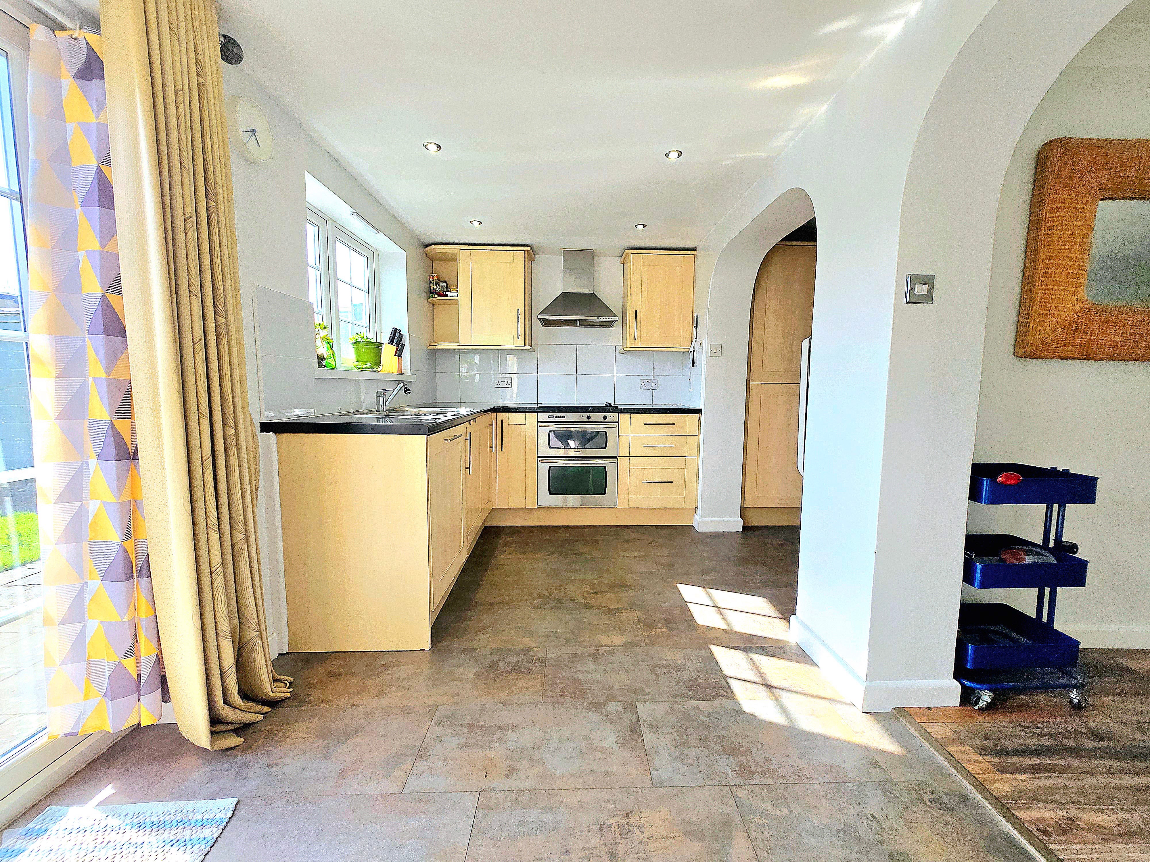 Flat Bassett Way in Greater London