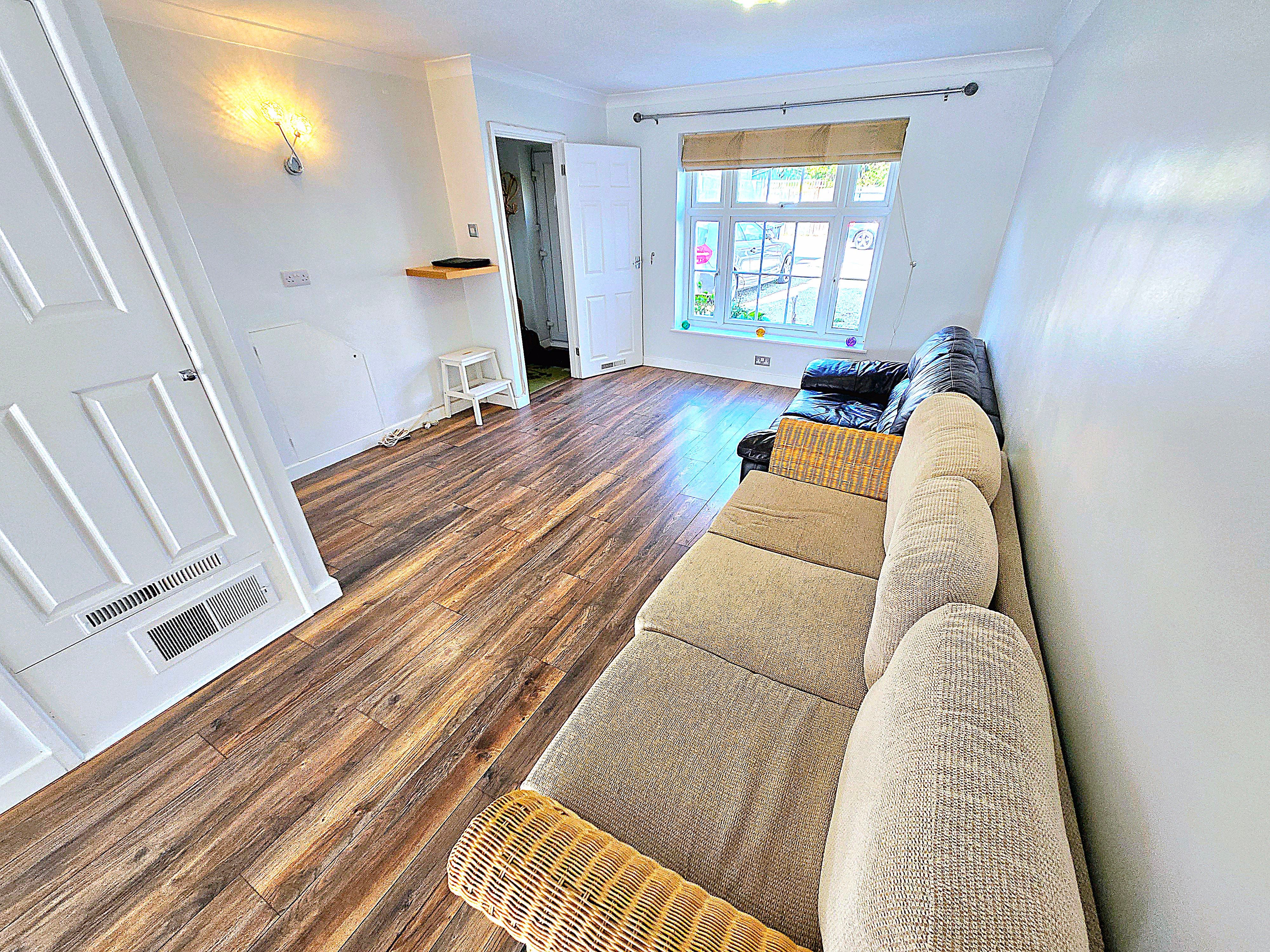Flat Bassett Way in Greater London