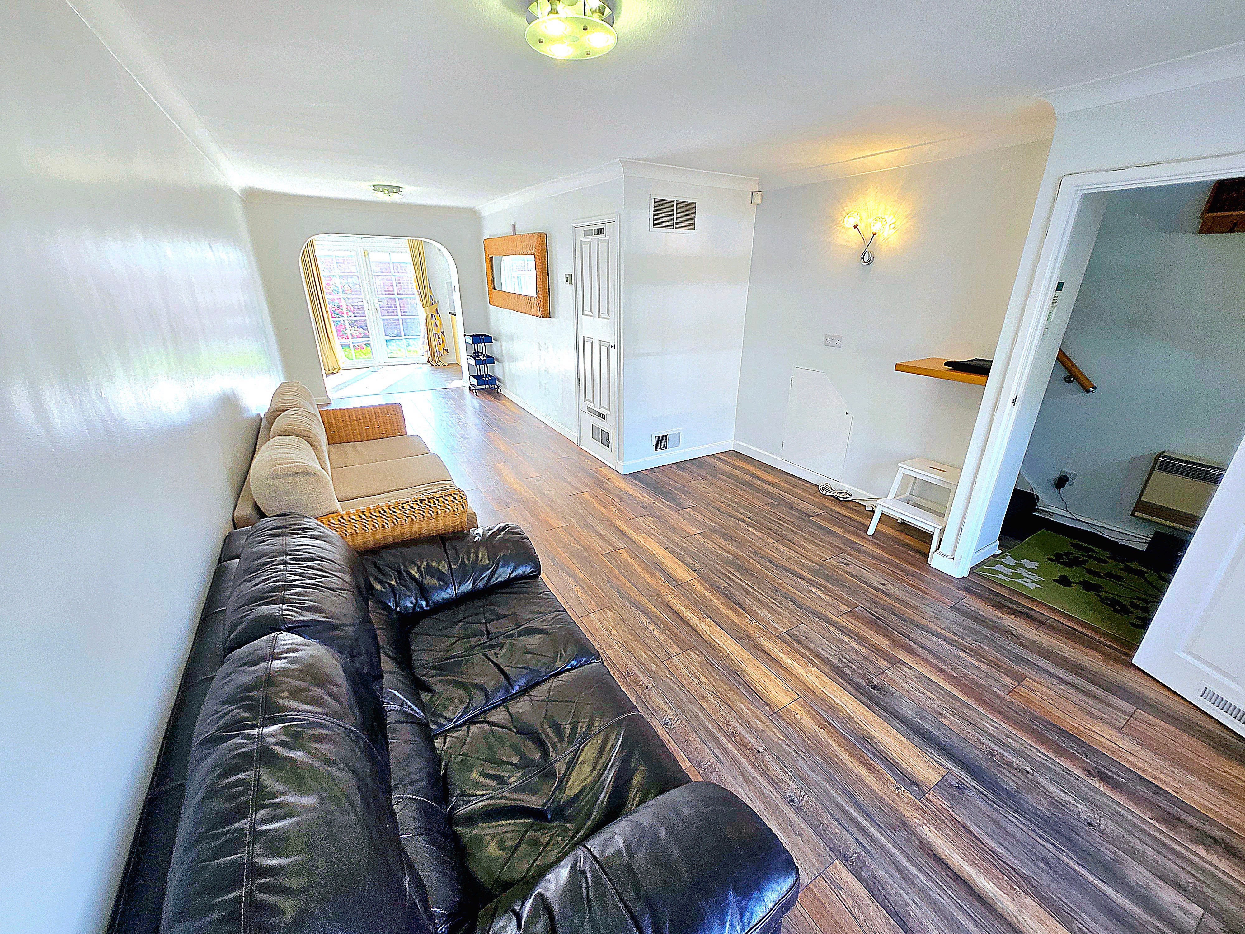 Flat Bassett Way in Greater London