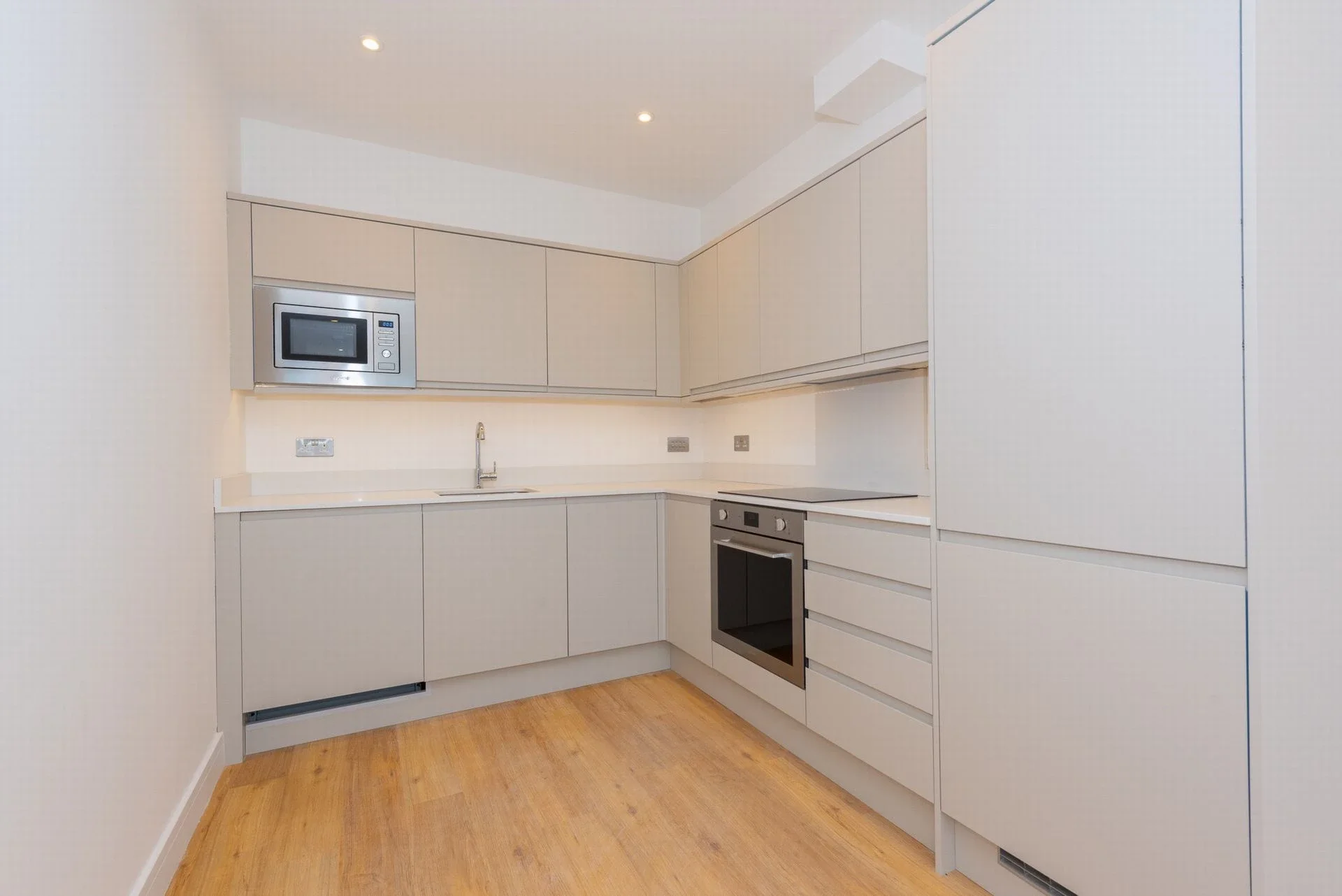 Flat Farnborough Road in Rushmoor