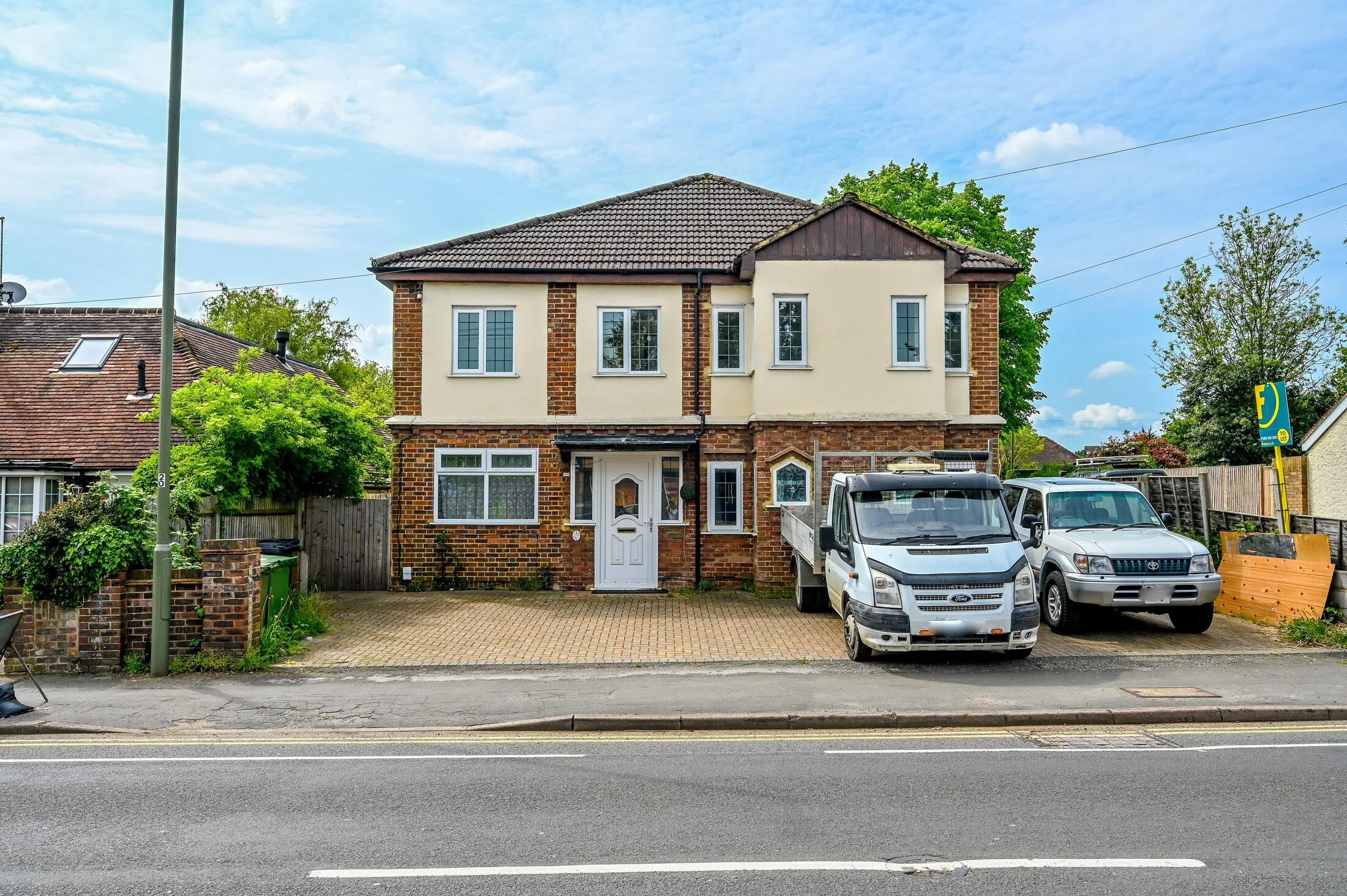 House Woodbridge Hill Gardens in Guildford
