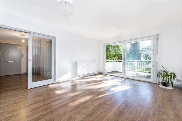 Flat Sheen Road in Greater London