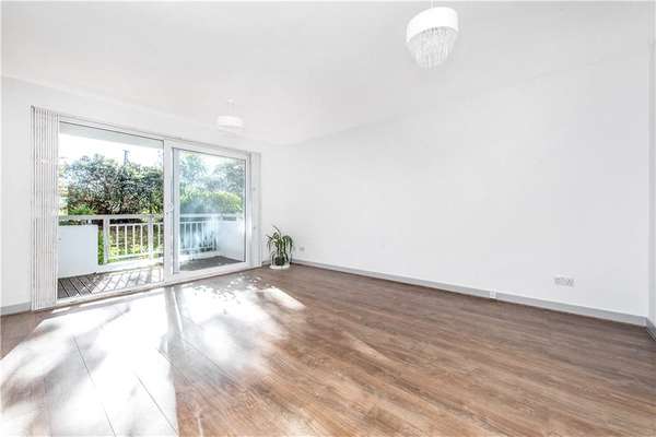 Flat Sheen Road in Greater London