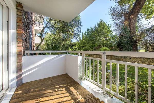 Flat Sheen Road in Greater London