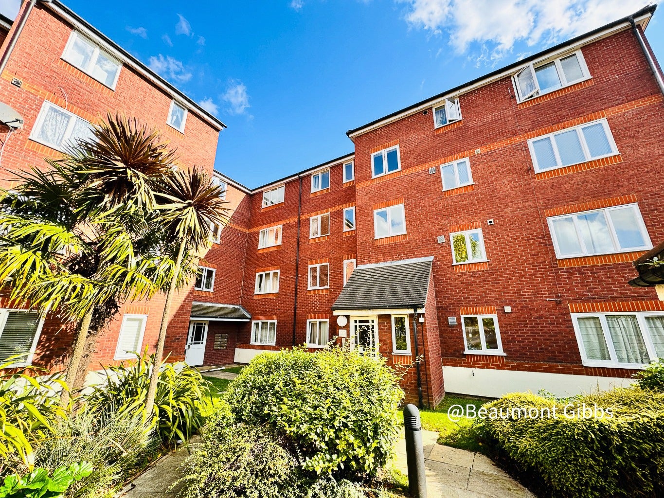 Flat Harlinger Street in Greater London