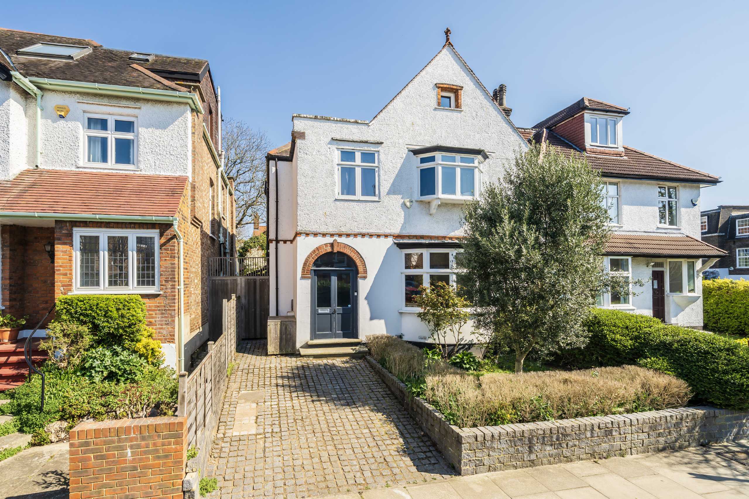House Brookfield Park in Greater London