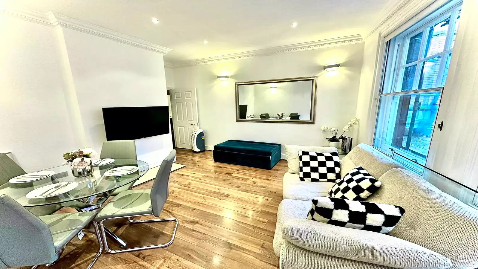 Flat Young Street in Greater London