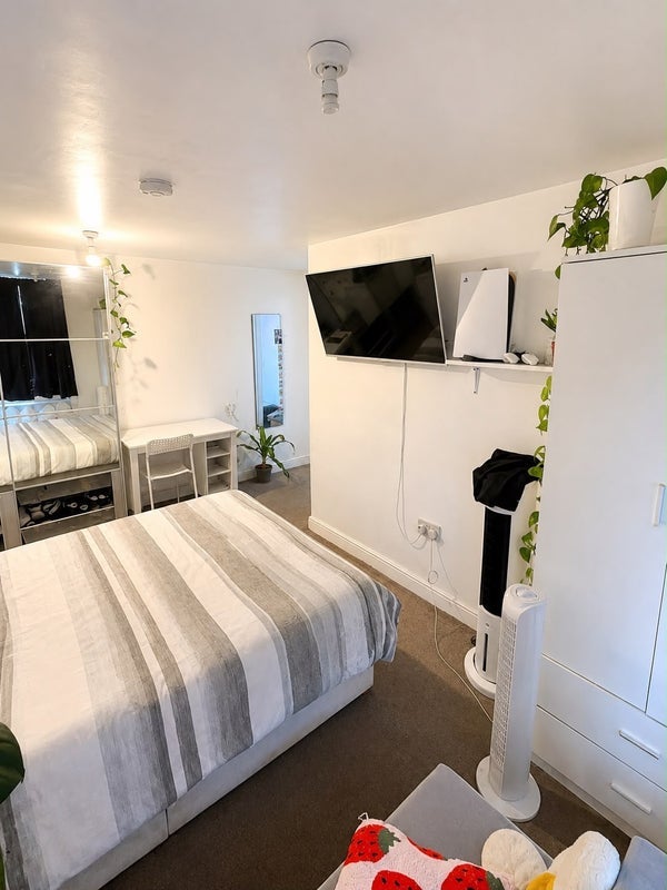 Room Garratt Lane in Greater London