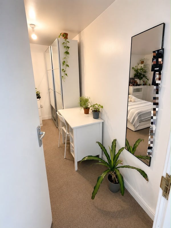 Room Garratt Lane in Greater London