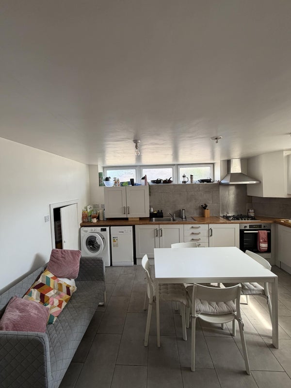 Room Garratt Lane in Greater London