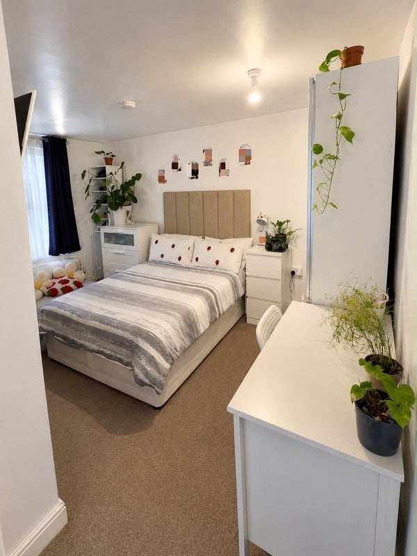 Room Garratt Lane in Greater London