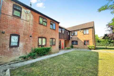Flat Alpine Court in Basingstoke and Deane